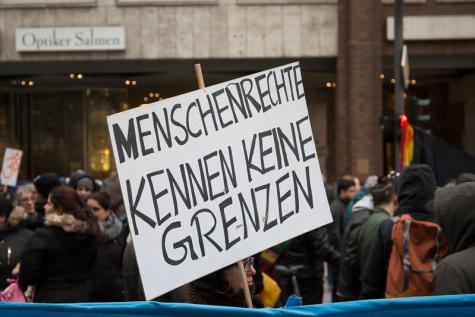 Ein Plakat für Menschenrechte auf einer Demo