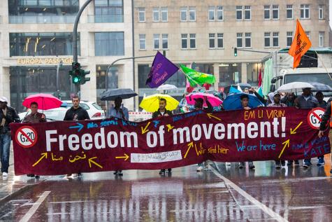 Eine Demo mit Banner f&uuml;r mehr Asylrechte in Hamburg