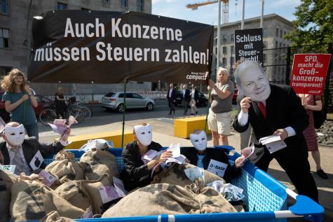Eine Demo gegen Steuerhinterziehung bei Unternehmen