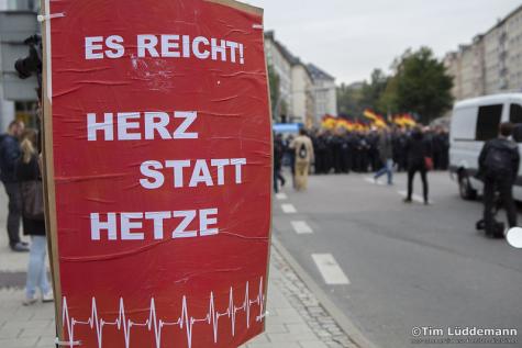 Ein Plakat mit der Aufrschrift "Herz statt Hetze"