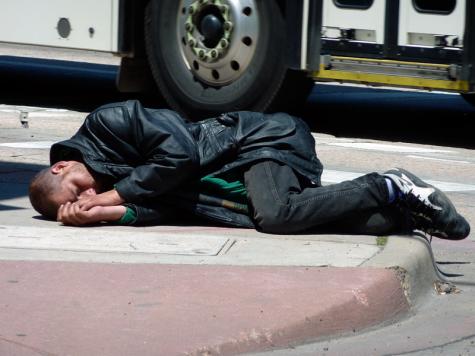 Ein obdachloser Mann schläft auf der Straße