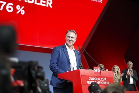 Andreas Babler auf der Bühne bei einer SPÖ-Veranstaltung