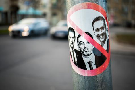 Ein Aufkleber gegen Kurz, Strache und Kickl