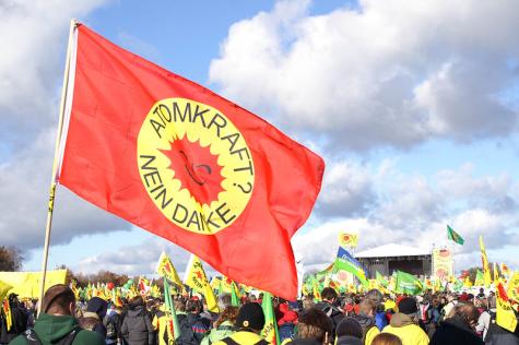 Eine Fahne gegen Atomkraft auf einer Demo
