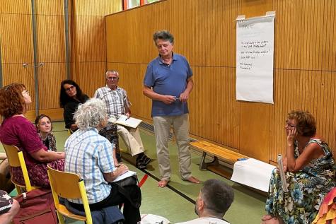 Eine Gruppe bei einem Seminar der Attac SommerAkademie