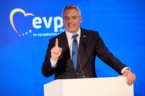 Karl Nehammer auf einer öffentlichen Veranstaltung am Pult