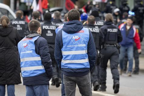 Zwei Mitglieder der AfD auf einer Demo