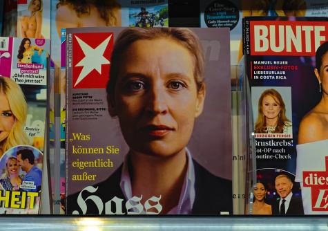 Eine Zeitung mit dem Portrait von Alice Weidel
