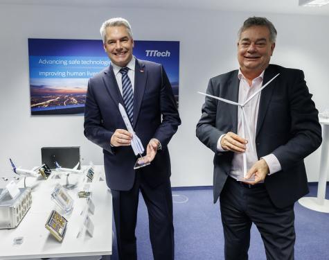 Bundeskanzler Karl Nehammer und Vizekanzler Werner Kogler auf Betriebsbesuch bei TTTech