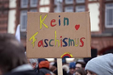 Ein Plakat mit der Schrift "Kein Faschismus"