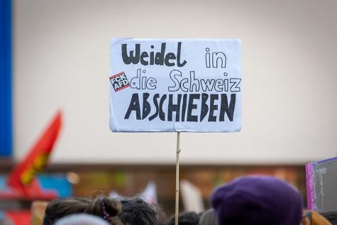 Ein Schild mit der Aufrschrift: Weidel in die Schweiz abschieben