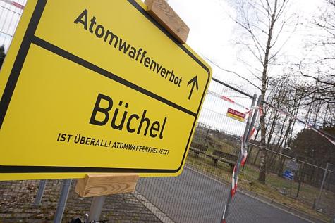 Ein Demoschild auf einer Demo gegen den Fliegerhorst Büchel