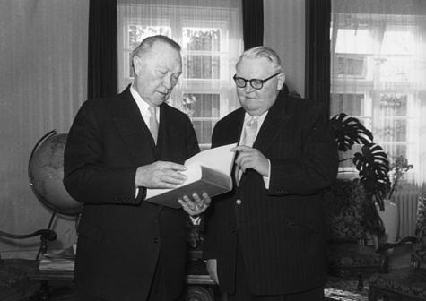 Die Politiker Adenauer und Erhard bei einem Treffen 1956