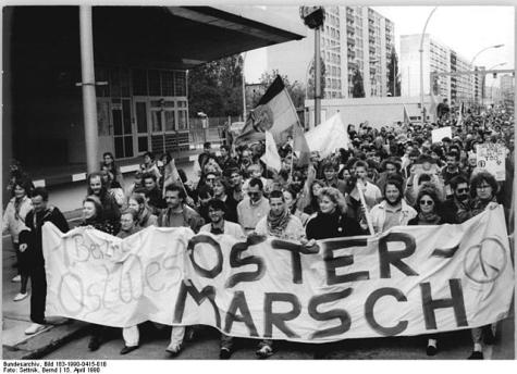 15.4.90-Berlin: Zum ersten gemeinsamen Ostermarsch vereinigten sich rund 15000 Teilnehmer aus beiden Teilen der Stadt
