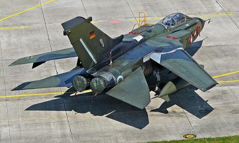 Tornado IDS 46+02 des Jagdbombergeschwaders 33 auf dem Stellplatz vor der Werft 