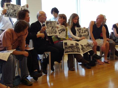 Ein Hibakusha, ein &Uuml;berlebender des Atombombenangriffs auf Nagasaki, erz&auml;hlt jungen Menschen von seinen Erlebnissen und zeigt Cartoons zu den Ereignissen von damals.