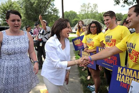 Die US-Politikerin Harris bei einer &ouml;ffentlichen Veranstaltung mit einigen ihrer Unterst&uuml;tzer