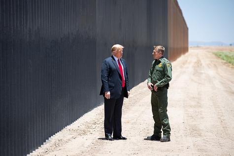 Trump mit einem US-Grenzschützer an der Mexiko-Grenzwand