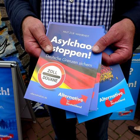 Verteilung von Flyern der Alternative für Deutschland zur Niedersächsischen Kommunalwahl am 11. September 2016