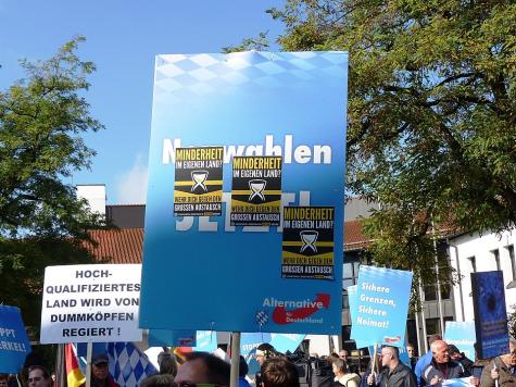 Sticker der Identitären Bewegung auf einem Schild bei einer AfD-Demo in Freilassing