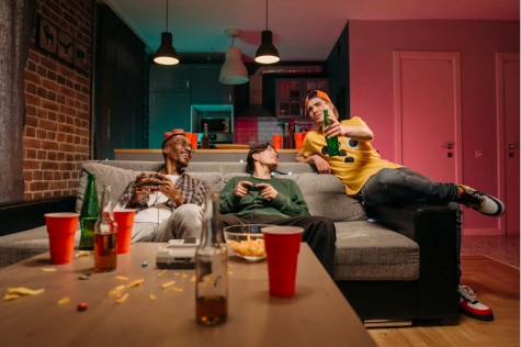 Jugendliche trinken vor dem Fernseher