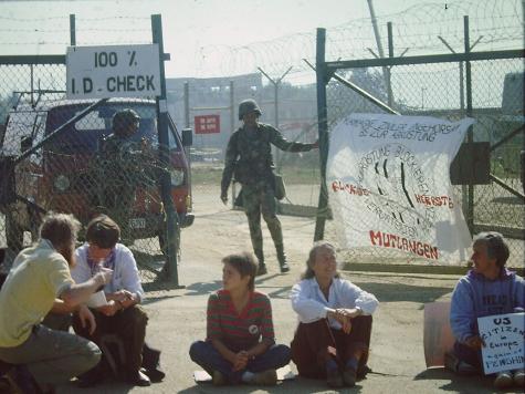 Protestierer vor US-Kaserne