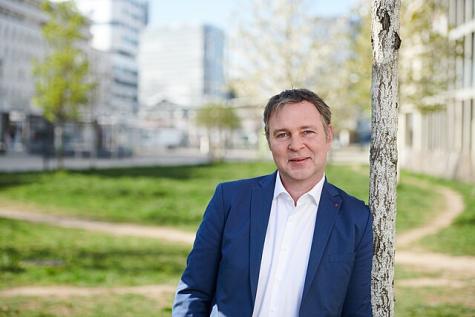 Andreas Babler bei einer Straßenveranstaltung im Portrait