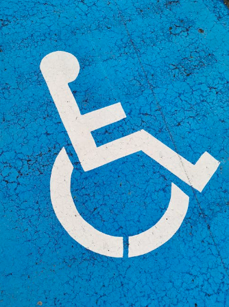 Rollstuhlzeichen auf dem Boden 