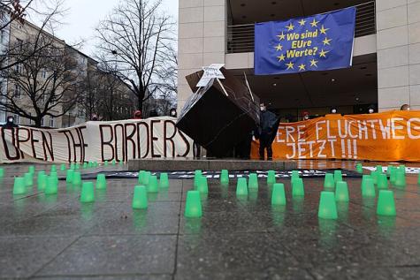 Protestaktion am Willy-Brandt-Haus f&uuml;r die Aufnahme der Gefl&uuml;chteten an der polnischen Grenze zu Belarus