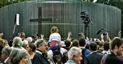 Menschen beim Gottesdienst an der Gedenkstätte Berliner Mauer