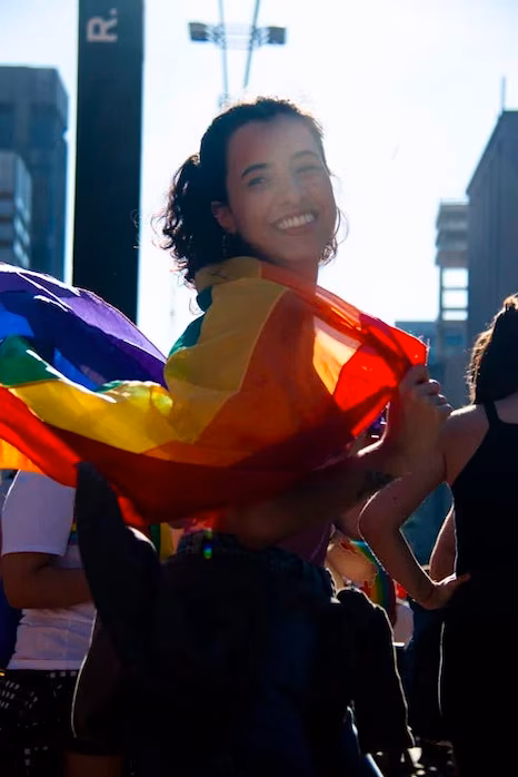 Frau auf Pride Demo