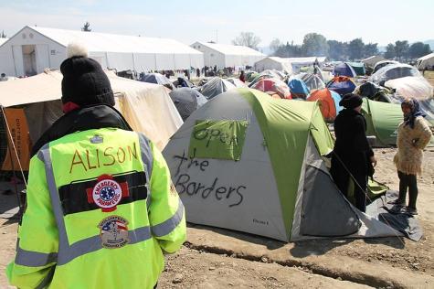 Dr. Alison Thompson schaut sich ein Fl&uuml;chtlingslager an