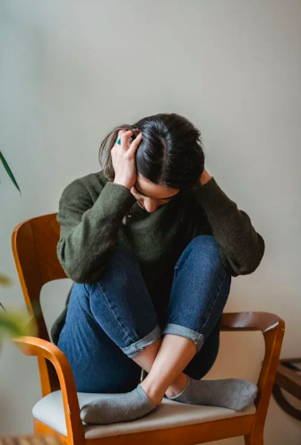 Frau allein auf Stuhl 