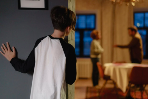 Eltern streiten, Kind steht daneben