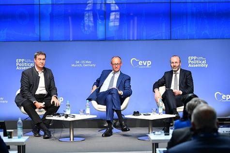 Die Politiker S&ouml;der, Merz und Weber auf einer Veranstaltung 