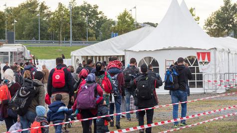 Fl&uuml;chtlinge auf dem Weg in ein Zelt