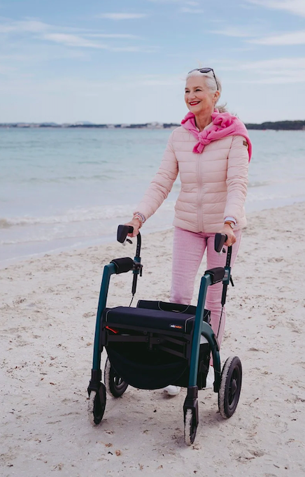 Frau mit Rollator am Meer