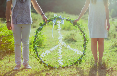 Zwei Menschen halten das Peace-Zeichen