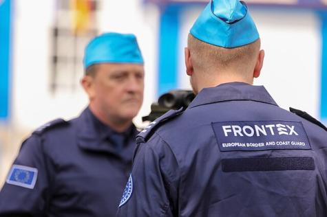 Zwei Beamte von der EU-Grenzbehörde Frontex