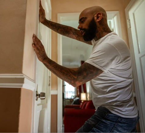 Mann steht drohend vor der Tür