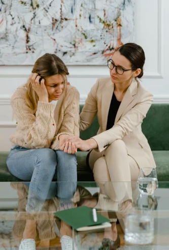 Frau tr&ouml;stet andere Frau