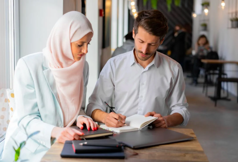 Mann hilft muslimer Frau