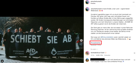 Anna Leisten in der Mitte hinter dem Abschiebeplakat der Jungen Alternative Brandenburg.