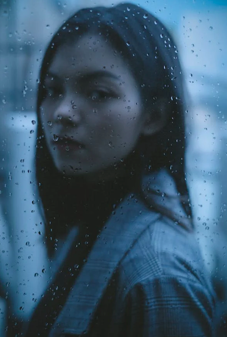 Trauriges Mädchen am Fenster