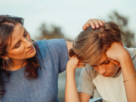 Mutter tr&ouml;stet Kind