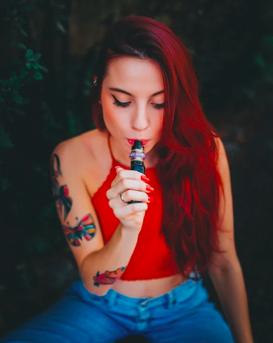 Mädchen mit E-Zigarette