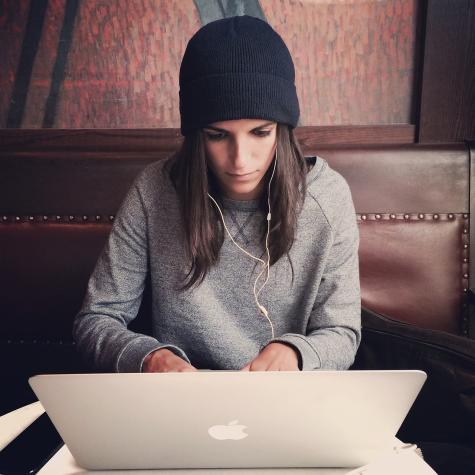 M&auml;dchen am Laptop
