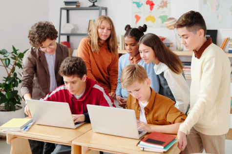 Jugendliche am Laptop