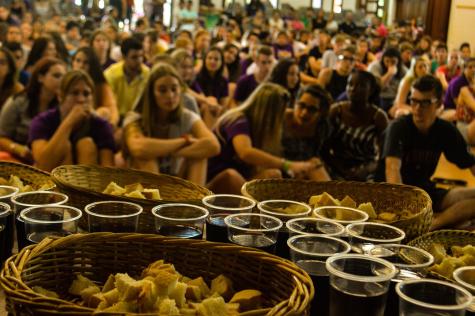 Jugendliche in der Kirche