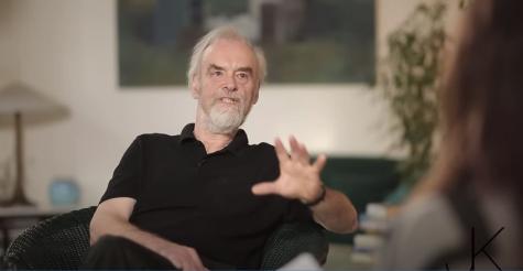 Rainer Mausfeld bei einem Interview sitzend